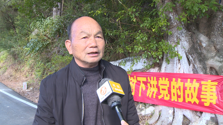 在鹤市镇芝野村榕树下,县党校高级讲师谢桂明从鸦片战争讲起,讲述党的