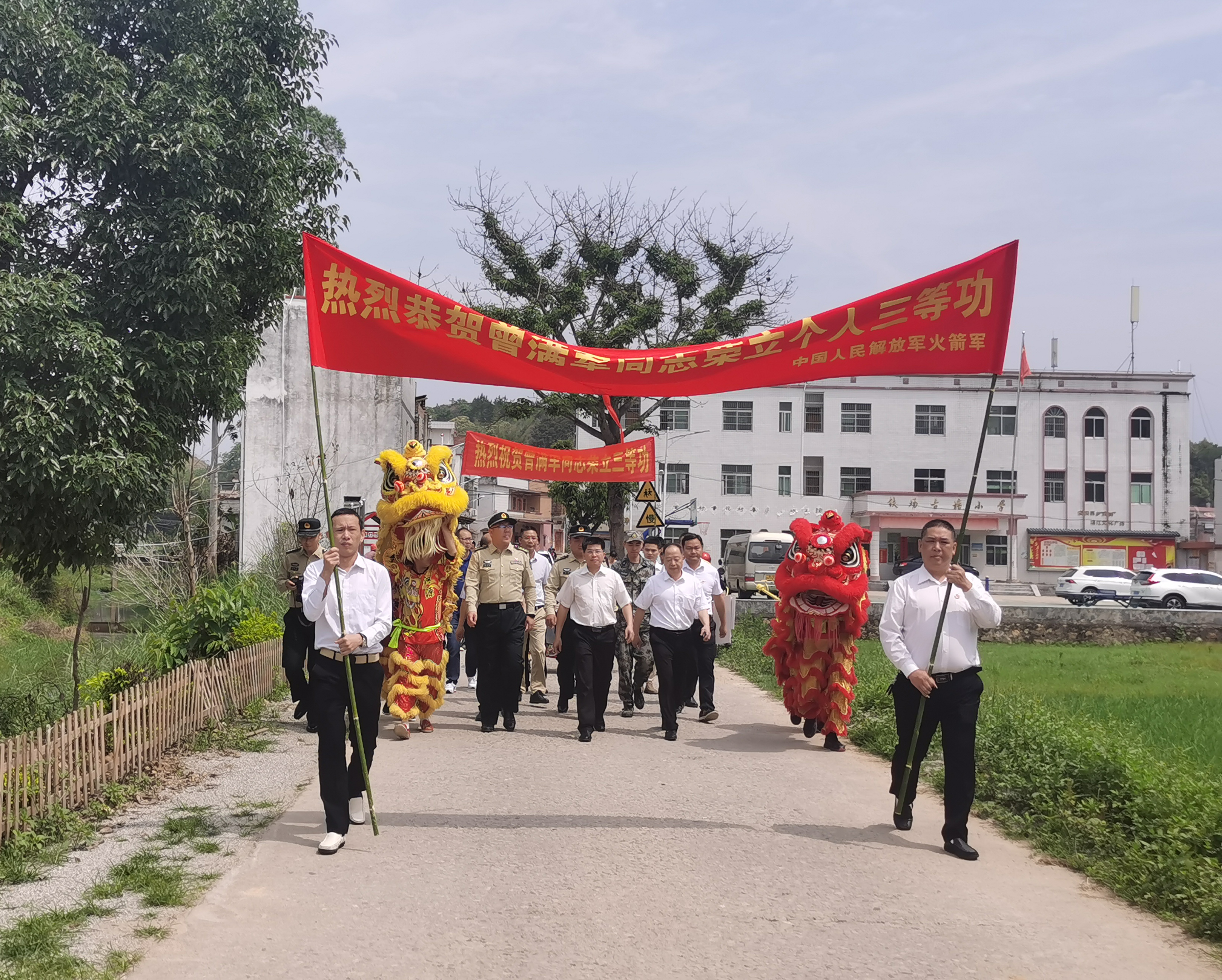 荣立三等功龙川县委书记黄海生上门为现役军人曾满军家属送喜报