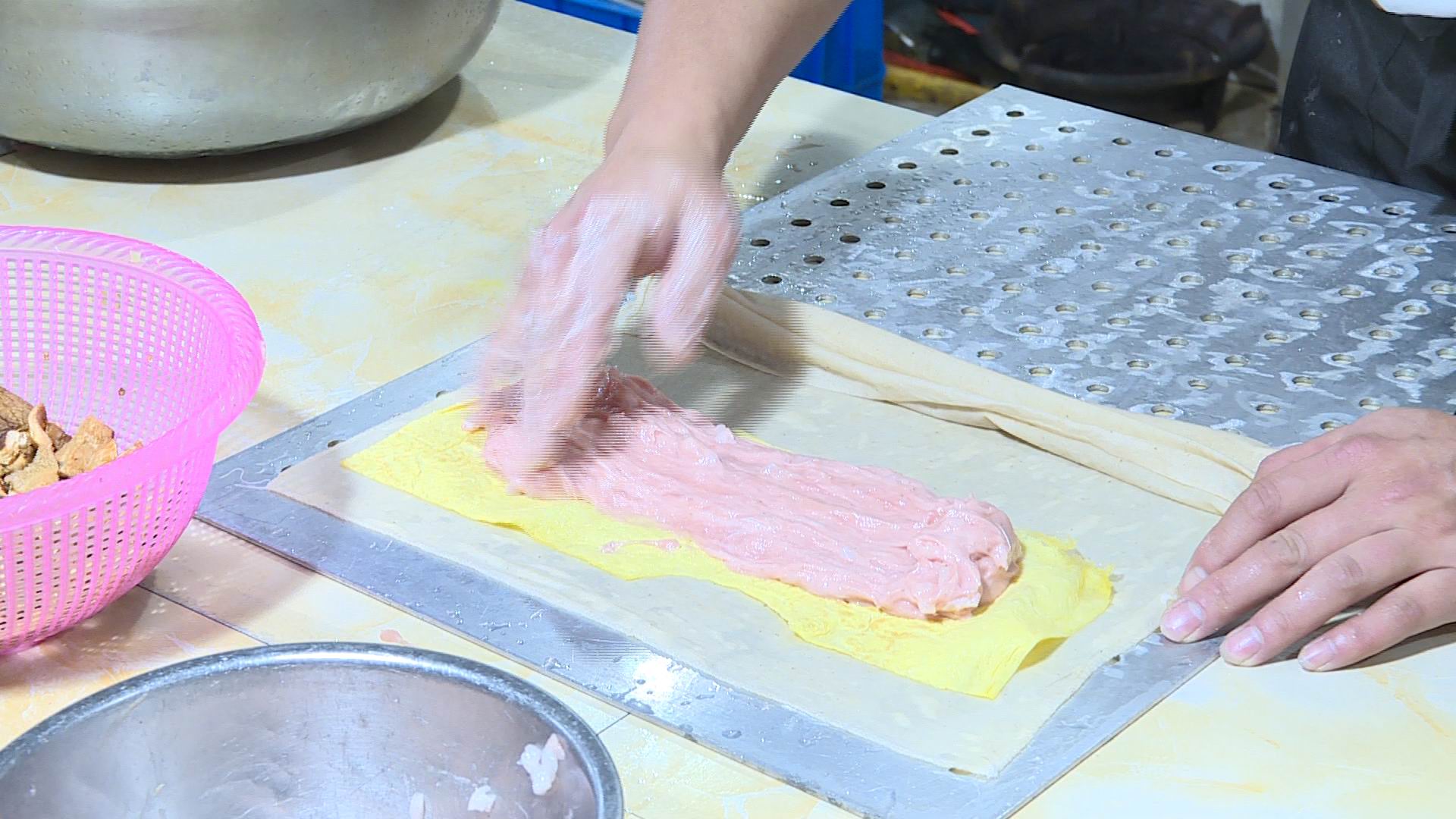 肉馅平铺到蛋皮上
