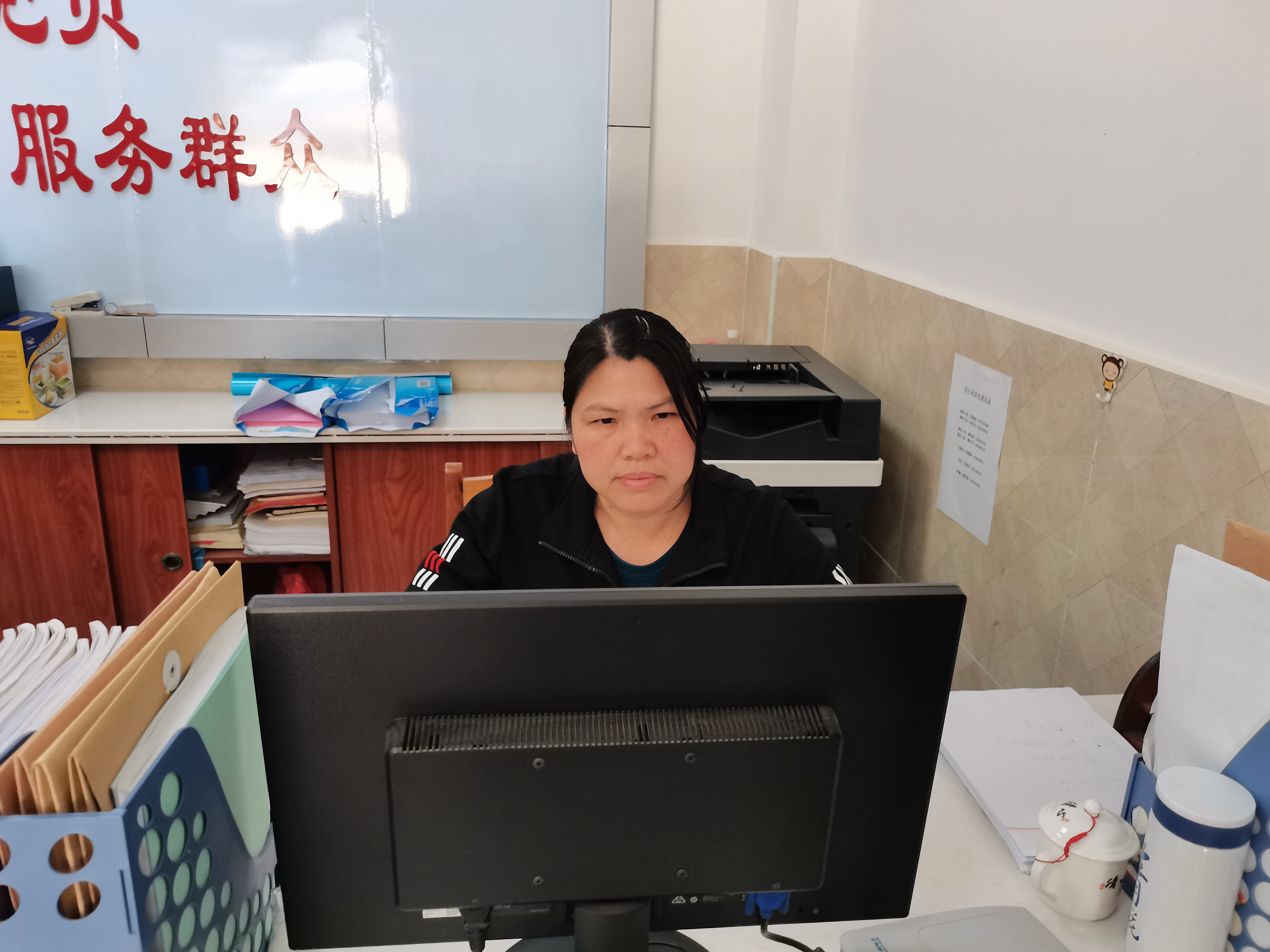 浮石村脱贫户余玉媚在工作.