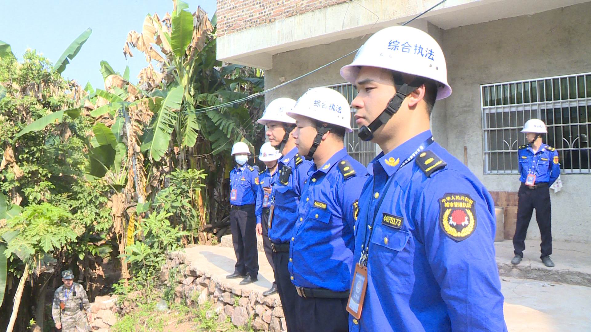 执法人员维护秩序