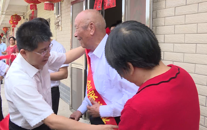 荣立三等功龙川县委书记黄海生上门为现役军人曾满军家属送喜报