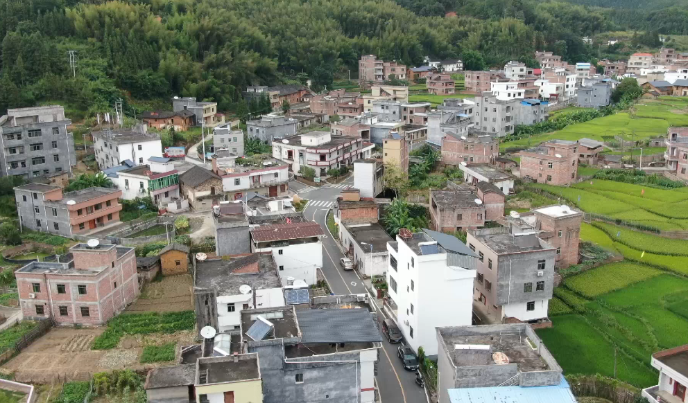 "现在我们依托这些红色旅游文化资源,在我们乡村振兴工作中把小参村