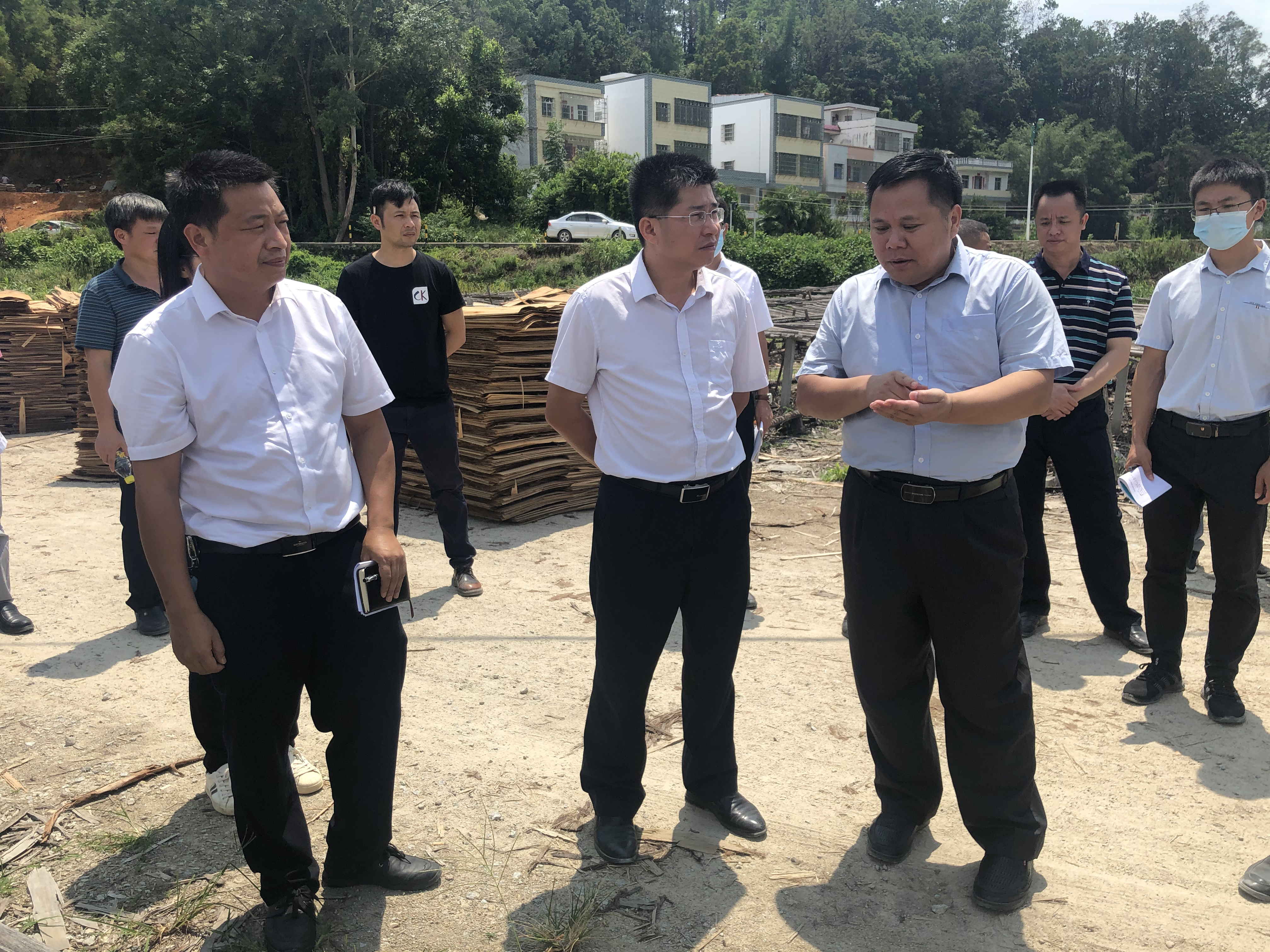 9月3日,县委书记黄海生还率队到佗城镇四甲村,龙母镇龙邦村督导迎接