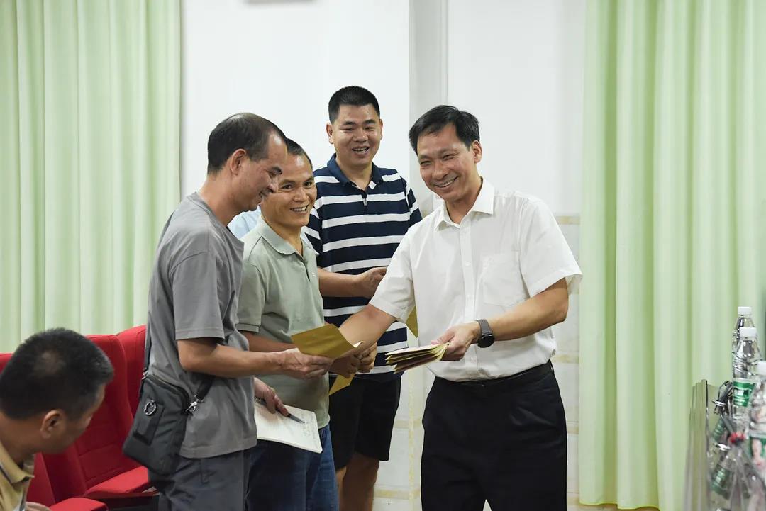 活动上,县教育局局长黄东琳,广东远大建设集团公司董事长骆荣辉为教师