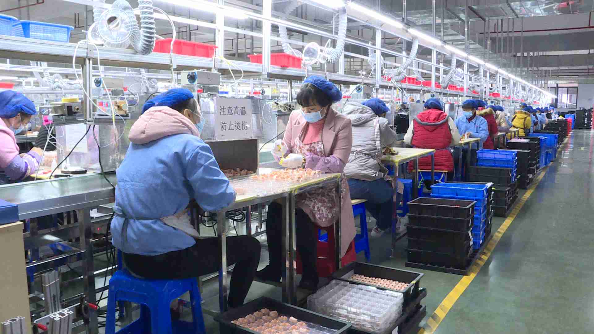 同样,在丹尼玩具(龙川)有限公司,玩具生产车间里处处是一片热火朝天的